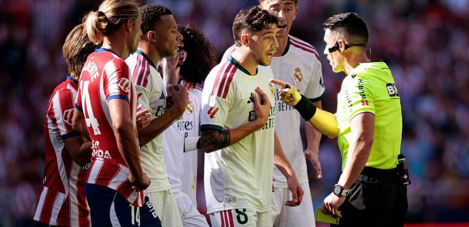 Real Madrid TV ataca con dureza al árbitro tras polémica derrota en el derbi ante Atlético
