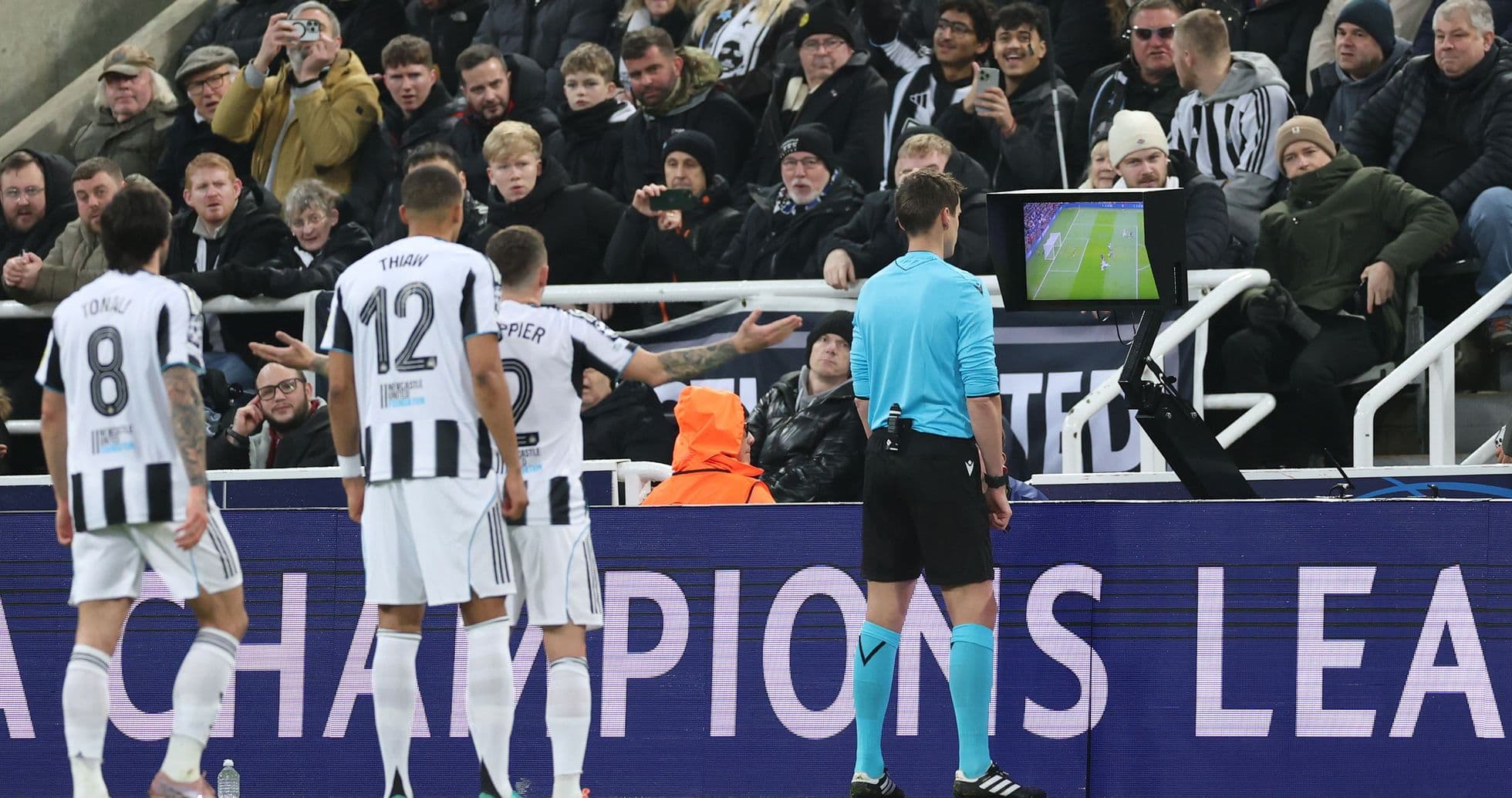 UEFA lanza Clearline para explicar decisiones del VAR a los aficionados