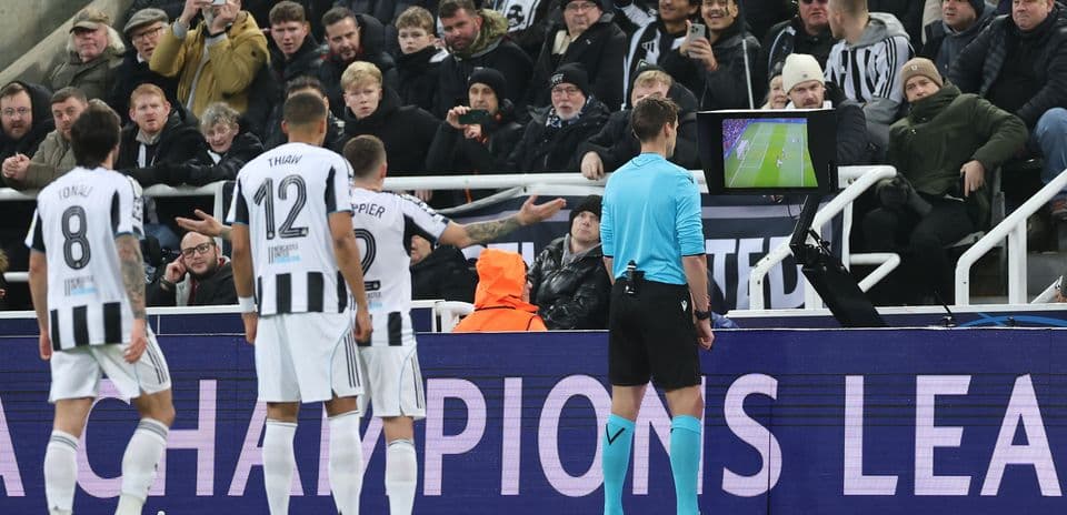 UEFA lanza Clearline para explicar decisiones del VAR a los aficionados