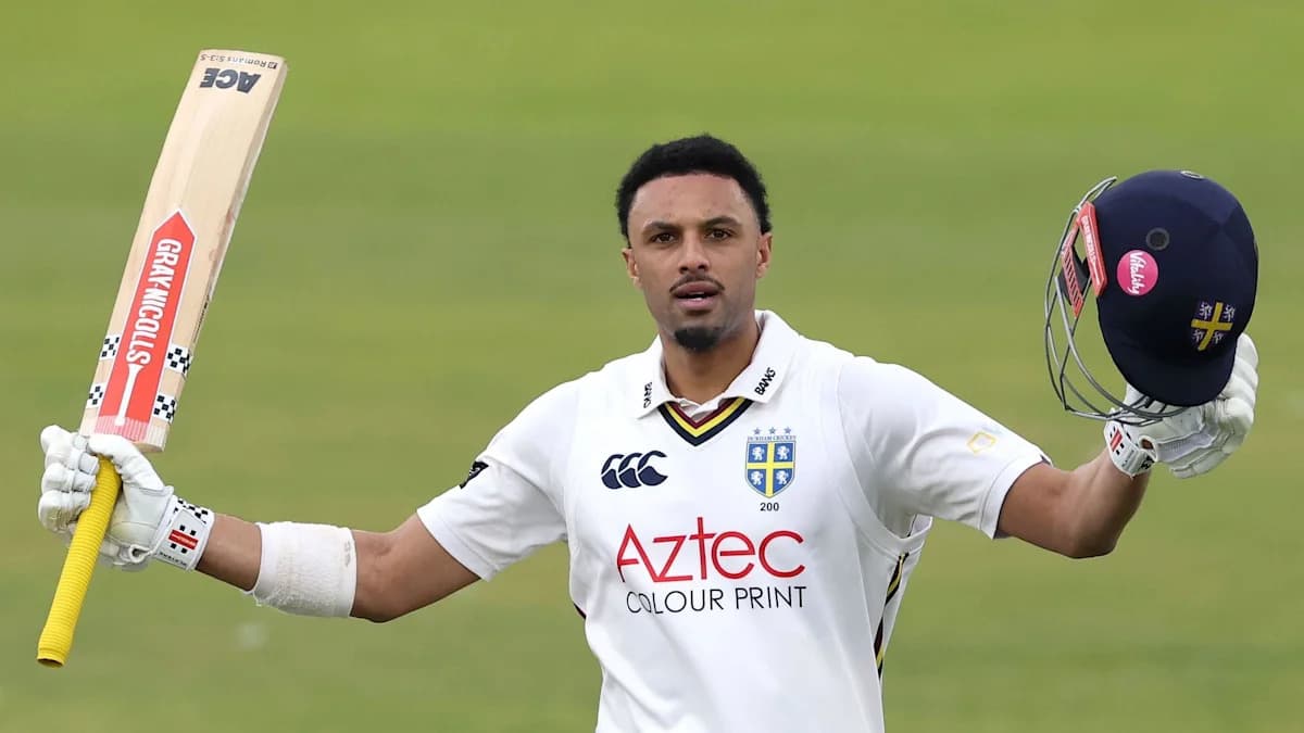 Emilio Gay brilla con 141 para un gran inicio de Durham en Old Trafford
