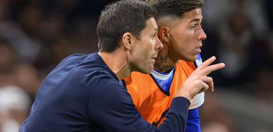 Xabi Alonso ofrece actualización sobre los futuros de Enzo Fernández y Pedro Neto en Chelsea mientras se acerca la posible transferencia récord a Manchester City