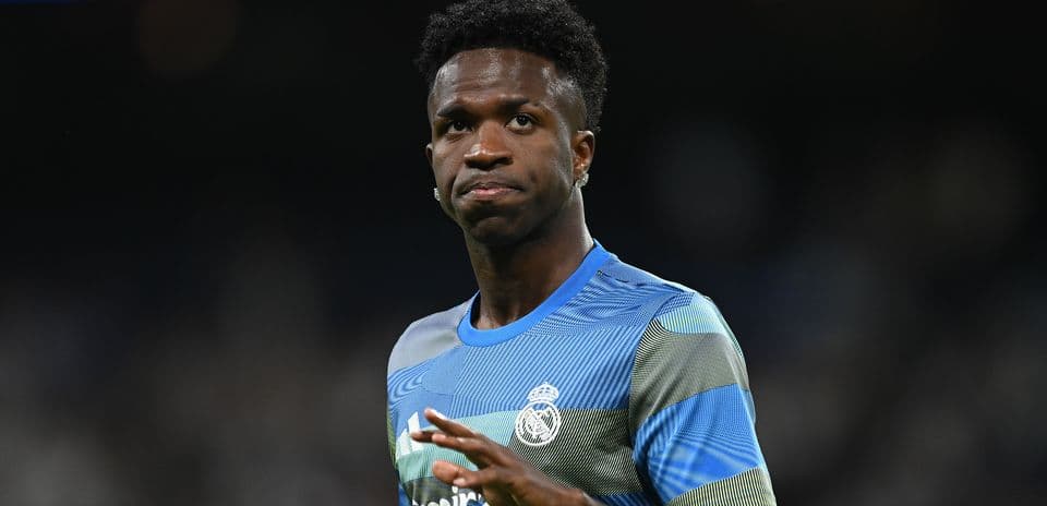 Vinicius vuelve a Madrid para exámenes médicos en medio de dudas sobre su futuro