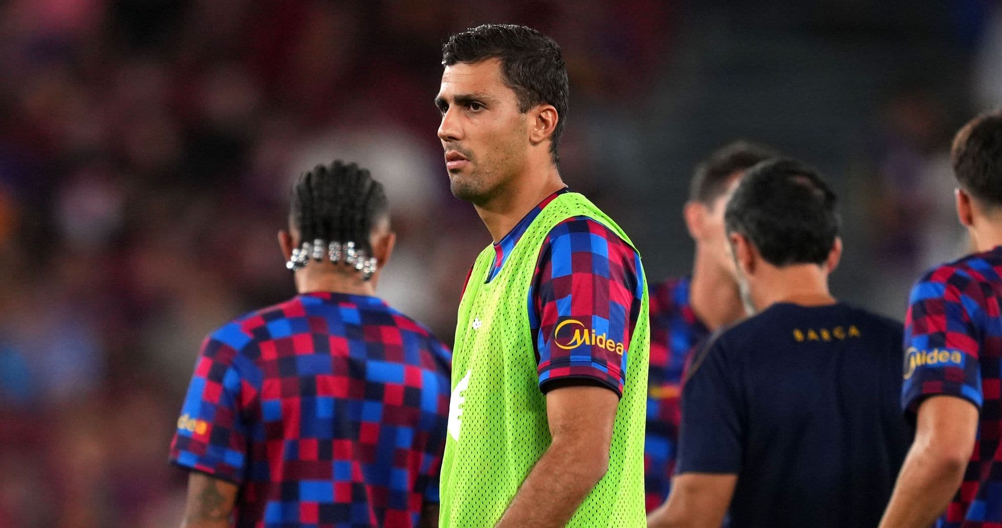 Hansi Flick detalla por qué Rodri sigue en el banquillo y el dilema táctico con Pedri en Barcelona
