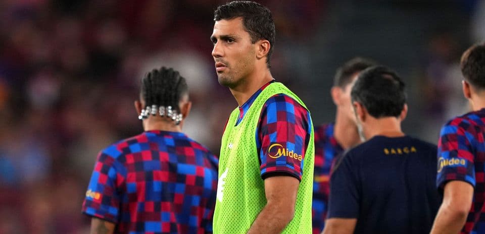 Hansi Flick detalla por qué Rodri sigue en el banquillo y el dilema táctico con Pedri en Barcelona
