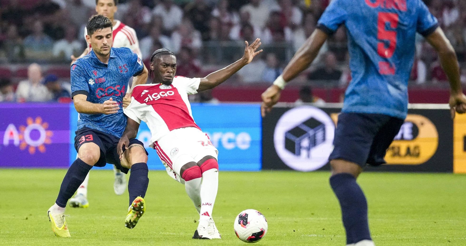 Rafael van der Vaart critica duramente al defensa Jorthy Mokio tras victoria del Ajax en Conference League