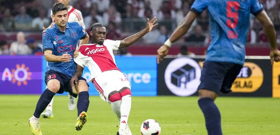 Rafael van der Vaart critica duramente al defensa Jorthy Mokio tras victoria del Ajax en Conference League