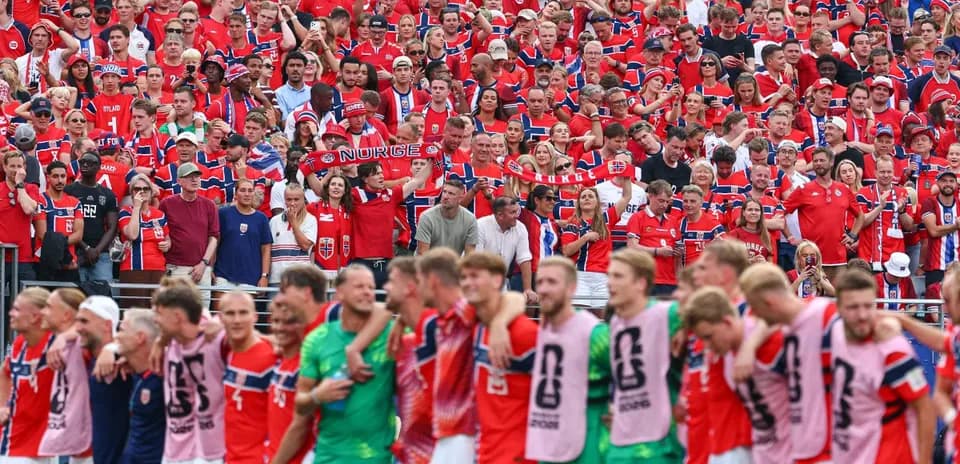 Noruega presenta una queja formal por la intervención de Donald Trump en la controversia de la tarjeta roja a Folarin Balogun