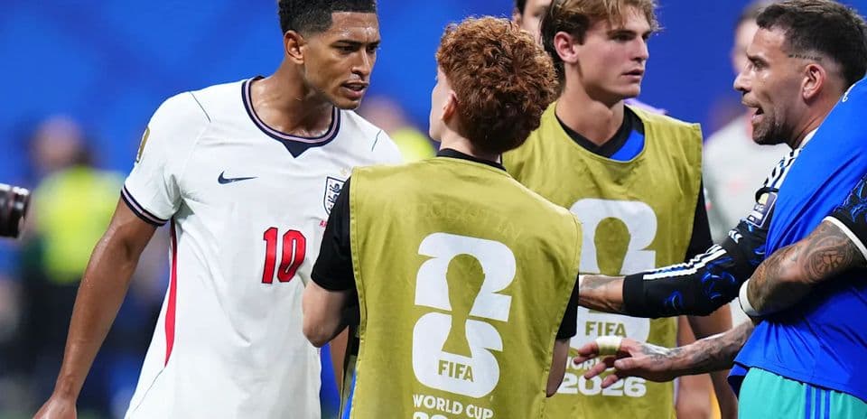 Jude Bellingham se enfrenta a jugadores de Argentina tras la semifinal y parece golpear a Valentín Barco