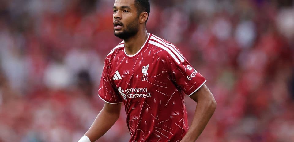 Iraola no garantiza la permanencia de Gakpo mientras Liverpool avanza por Barcola