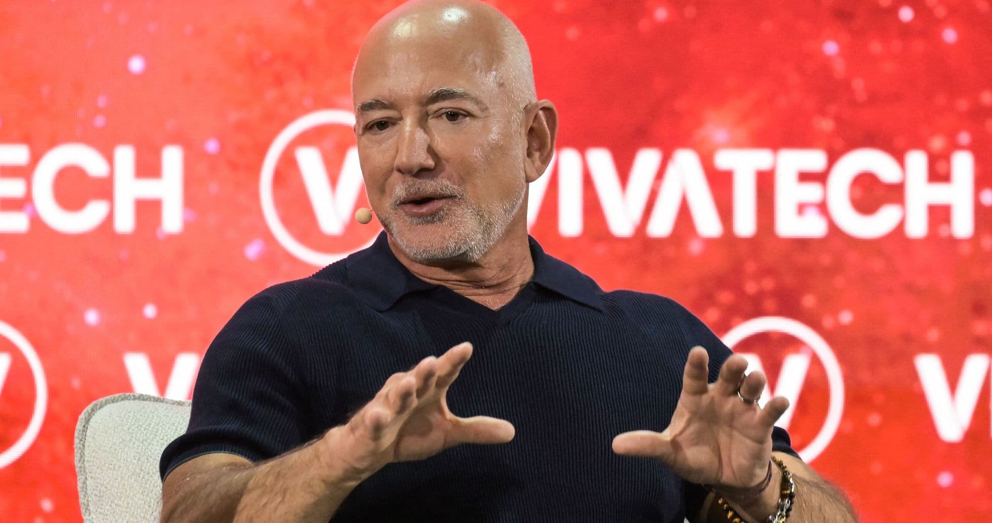 Aficionados del Liverpool exigen claridad sobre inversión de Jeff Bezos
