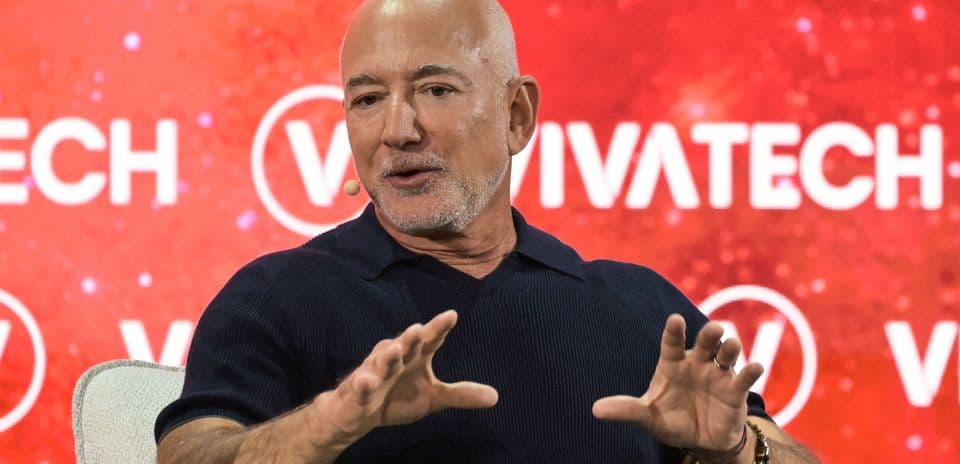 Aficionados del Liverpool exigen claridad sobre inversión de Jeff Bezos