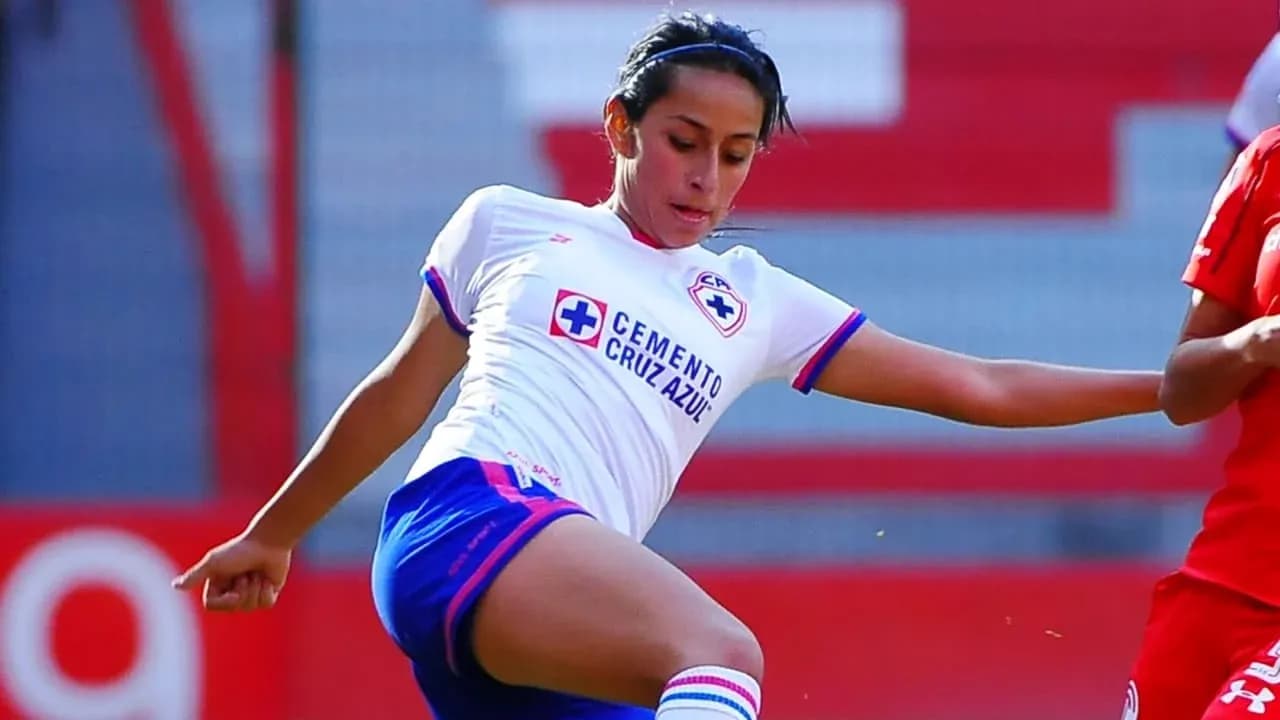 Jugadora de Cruz Azul W en acción durante el partido Jugadora de Cruz Azul W en acción durante el partido