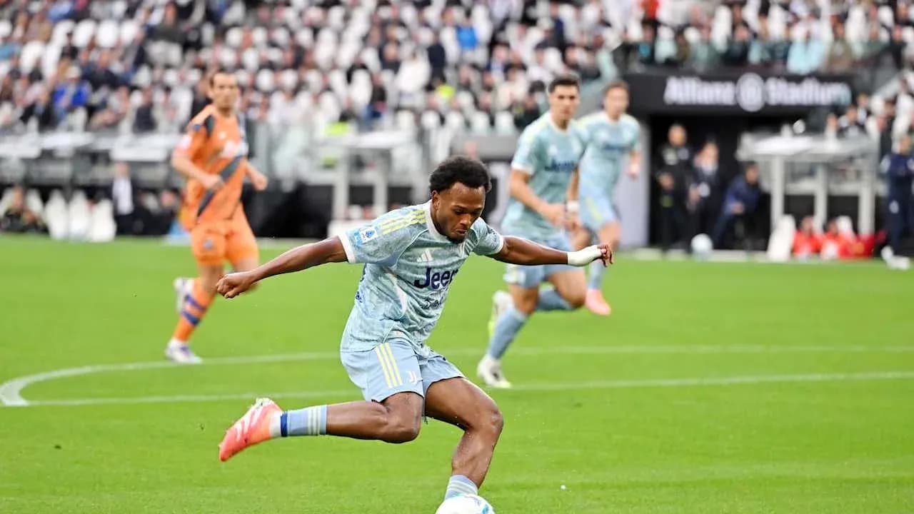 Jugador de Juventus disparando al arco Jugador de Juventus disparando al arco