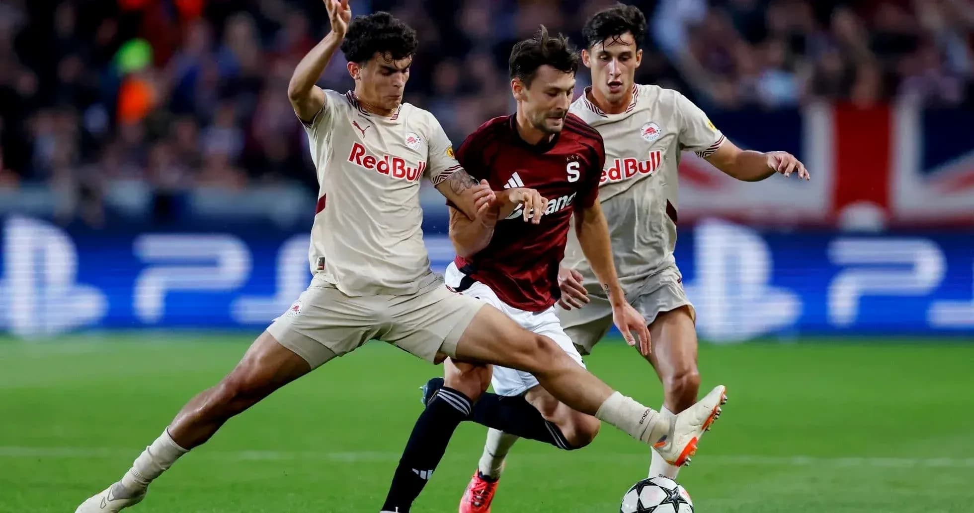 Jugadores compitiendo por el balón en partido Jugadores compitiendo por el balón en partido