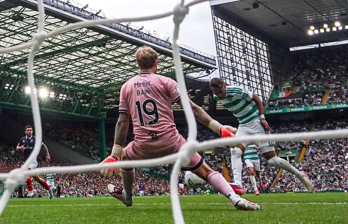Jugador de Celtic disparando a portería contra Bain Jugador de Celtic disparando a portería contra Bain