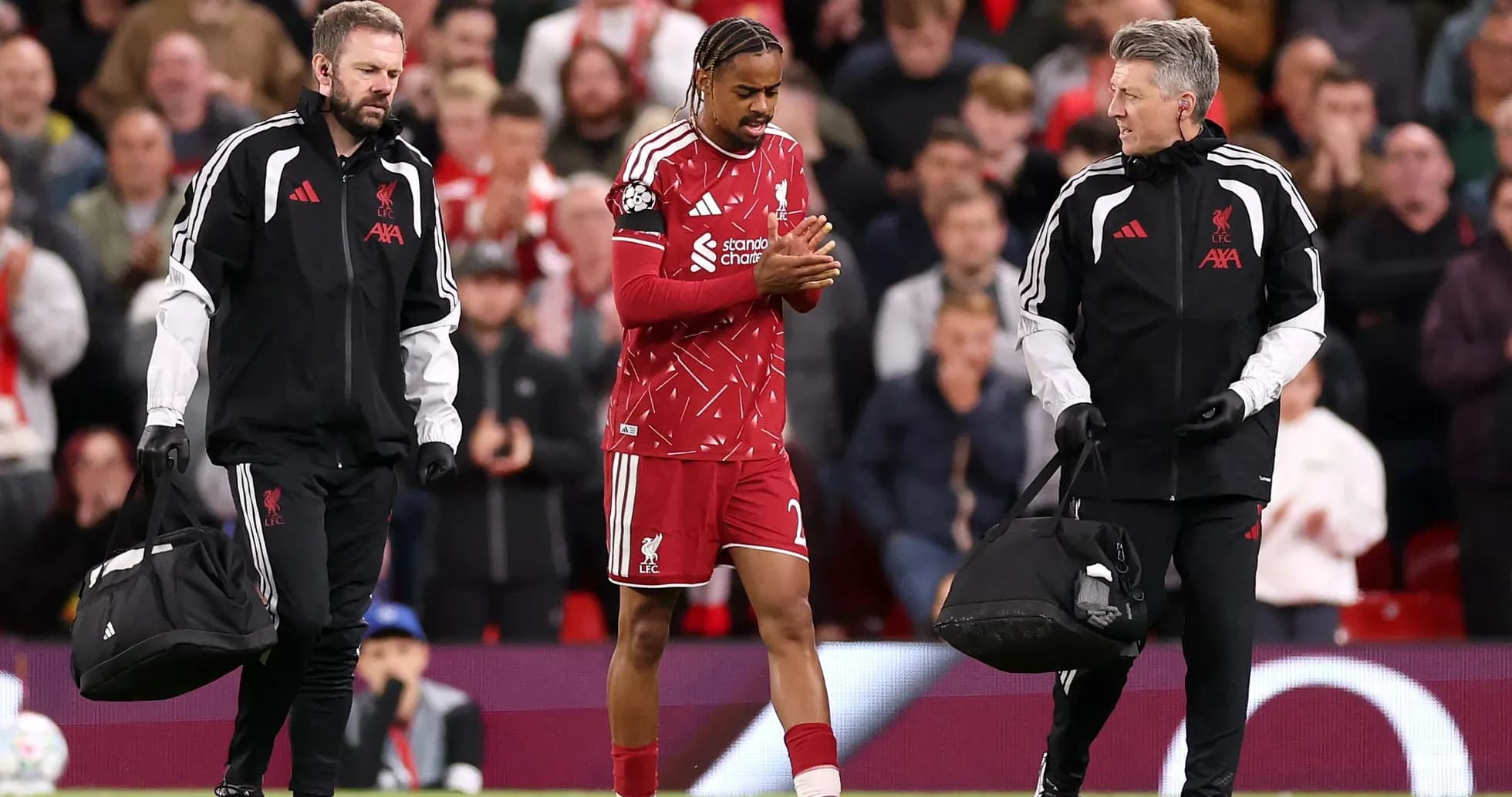 Jugador de Liverpool siendo asistido por el personal médico Jugador de Liverpool siendo asistido por el personal médico