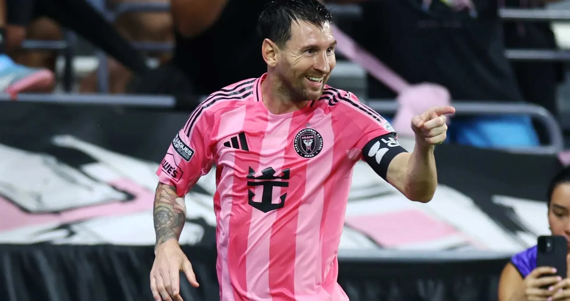 Lionel Messi celebrando un gol en el estadio Lionel Messi celebrando un gol en el estadio