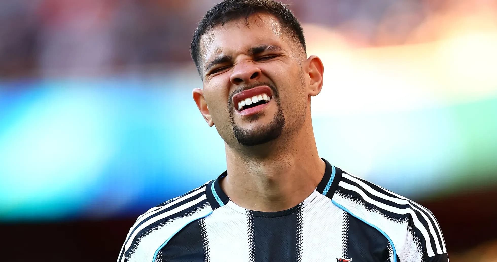 Jugador de Newcastle mostrando expresión de frustración Jugador de Newcastle mostrando expresión de frustración