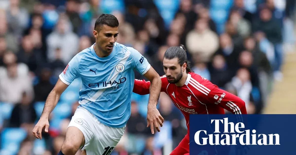 Jugadores de Manchester City y Liverpool compitiendo por el balón Jugadores de Manchester City y Liverpool compitiendo por el balón