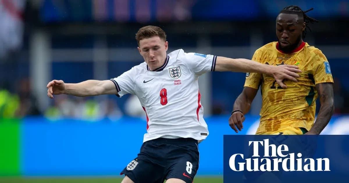 Jugador de Inglaterra luchando por el balón contra Ghana Jugador de Inglaterra luchando por el balón contra Ghana