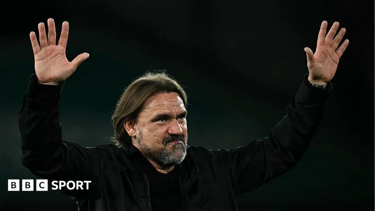 Entrenador saludando al público en el estadio Entrenador saludando al público en el estadio