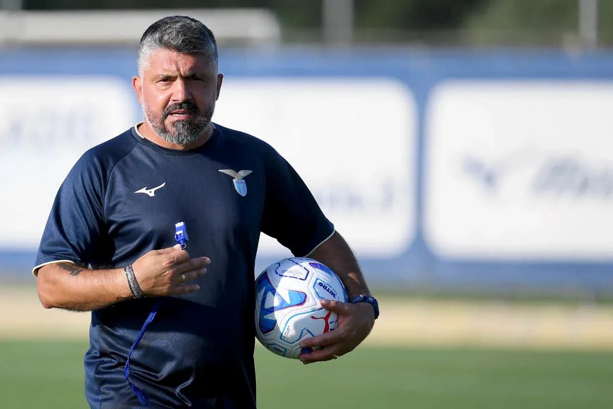 Entrenador de Lazio sosteniendo un balón de fútbol Entrenador de Lazio sosteniendo un balón de fútbol