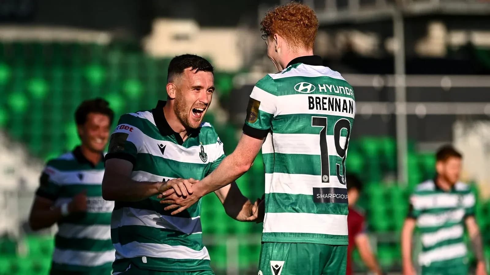 Jugadores de Sporting celebrando un gol juntos Jugadores de Sporting celebrando un gol juntos