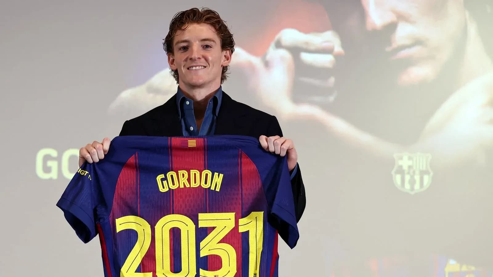 Jugador presenta camiseta del FC Barcelona con el número 2031 Jugador presenta camiseta del FC Barcelona con el número 2031