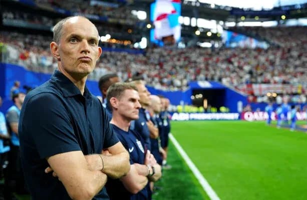 Entrenador observando el partido desde la línea de banda Entrenador observando el partido desde la línea de banda