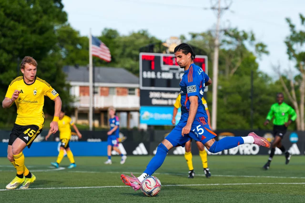 Jugador de FC Cincinnati II ejecutando un tiro Jugador de FC Cincinnati II ejecutando un tiro