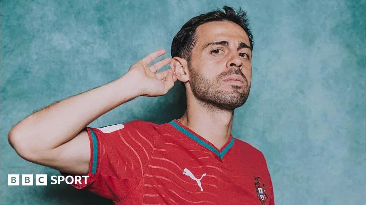 Jugador posando con camiseta de Portugal Jugador posando con camiseta de Portugal