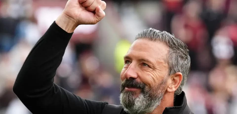 Entrenador levantando el puño en celebración Entrenador levantando el puño en celebración