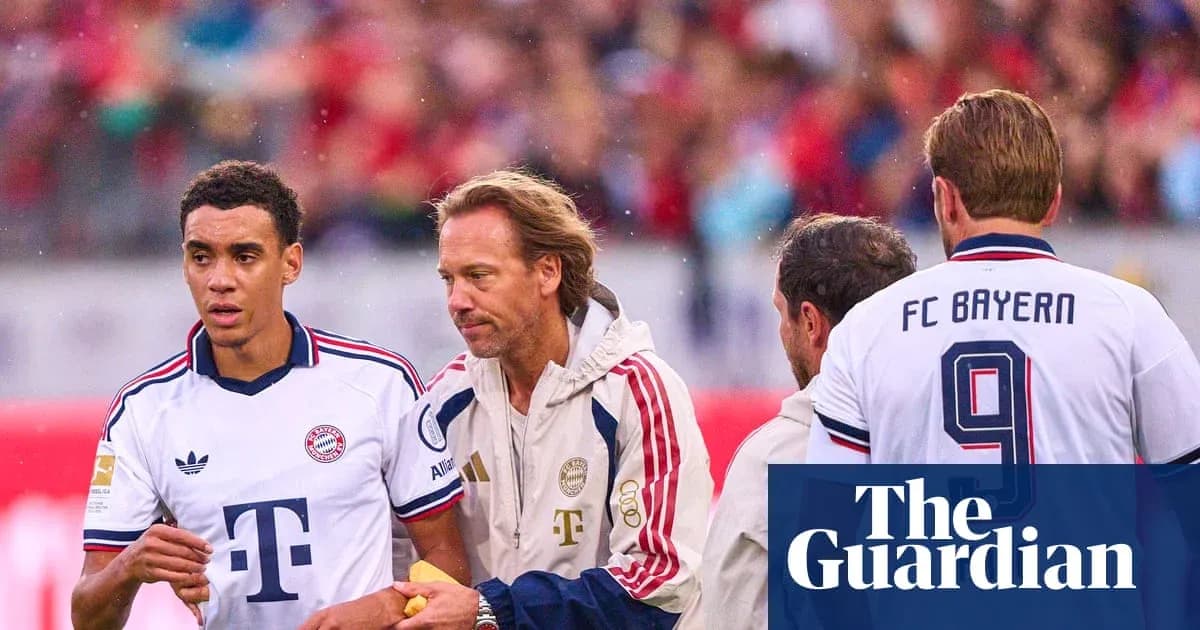 Jugador de Bayern siendo atendido por el cuerpo técnico Jugador de Bayern siendo atendido por el cuerpo técnico