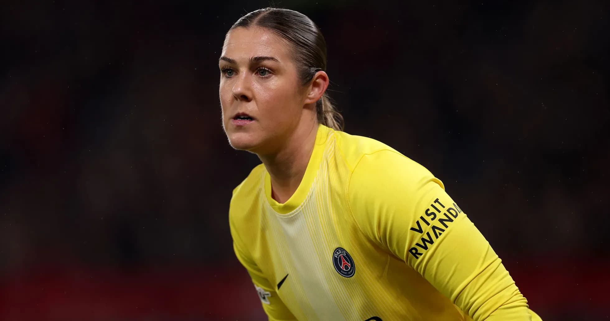 Portera de PSG con uniforme amarillo en acción Portera de PSG con uniforme amarillo en acción