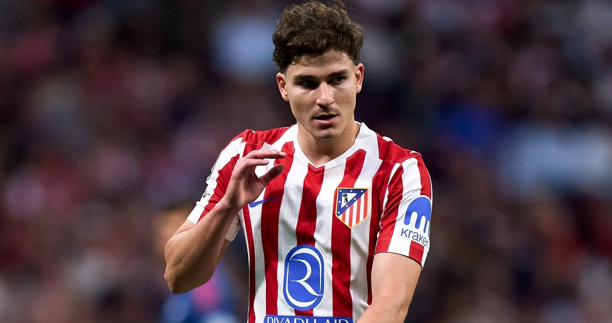 Jugador de Atlético de Madrid en acción durante partido Jugador de Atlético de Madrid en acción durante partido