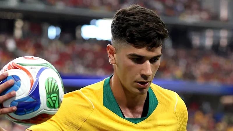 Jugador australiano con balón durante un partido Jugador australiano con balón durante un partido