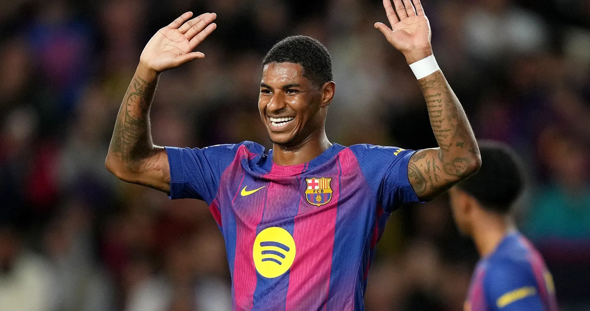Jugador del Barcelona levantando las manos en celebración Jugador del Barcelona levantando las manos en celebración
