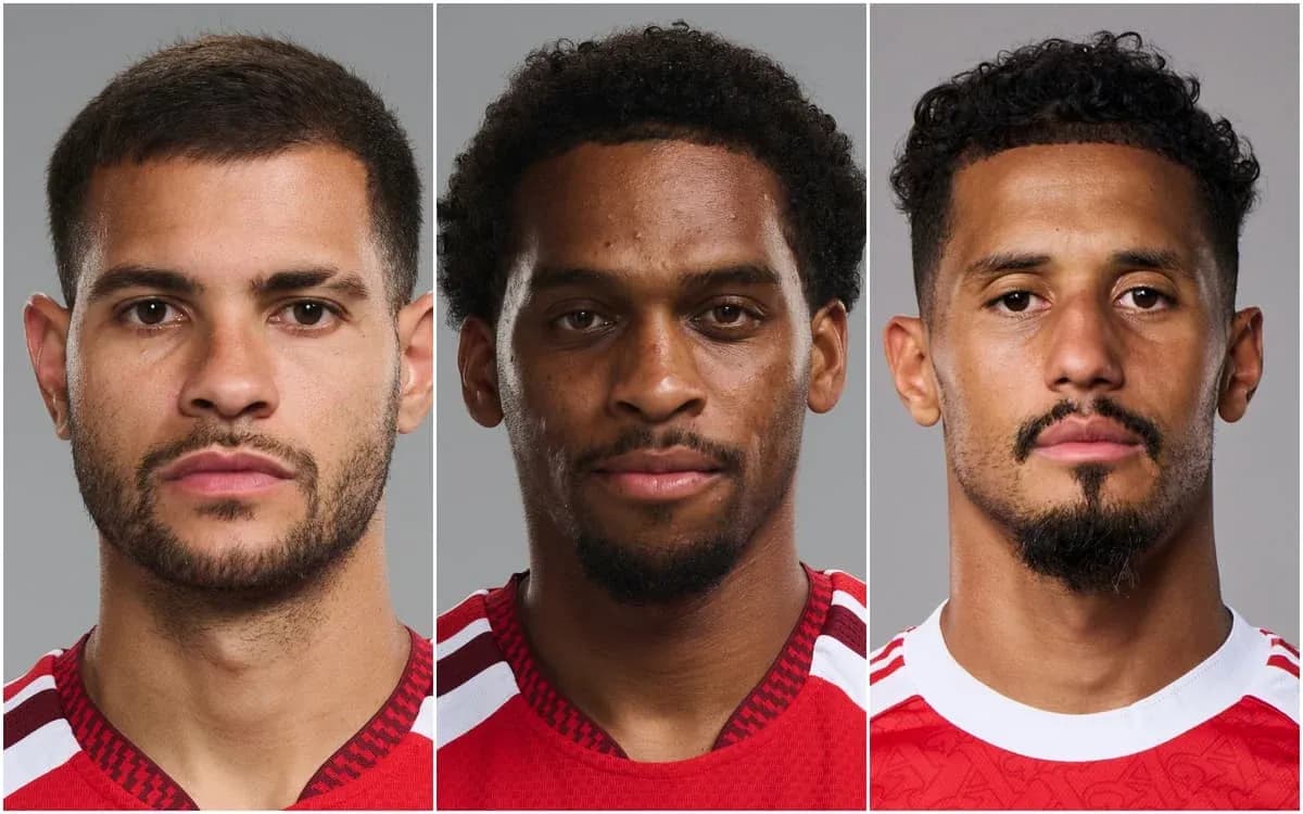 Tres jugadores posando en fondo gris Tres jugadores posando en fondo gris