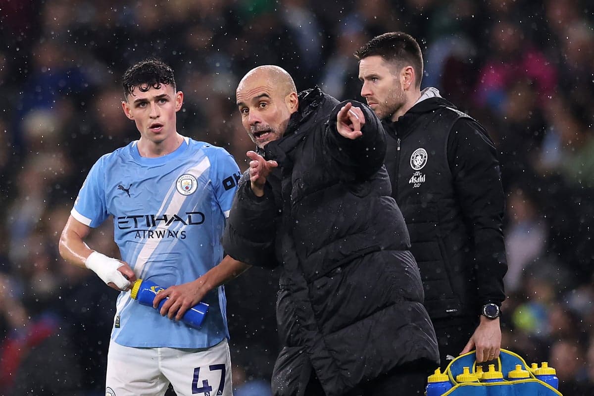 Pep Guardiola dando instrucciones a Phil Foden durante el partido Pep Guardiola dando instrucciones a Phil Foden durante el partido