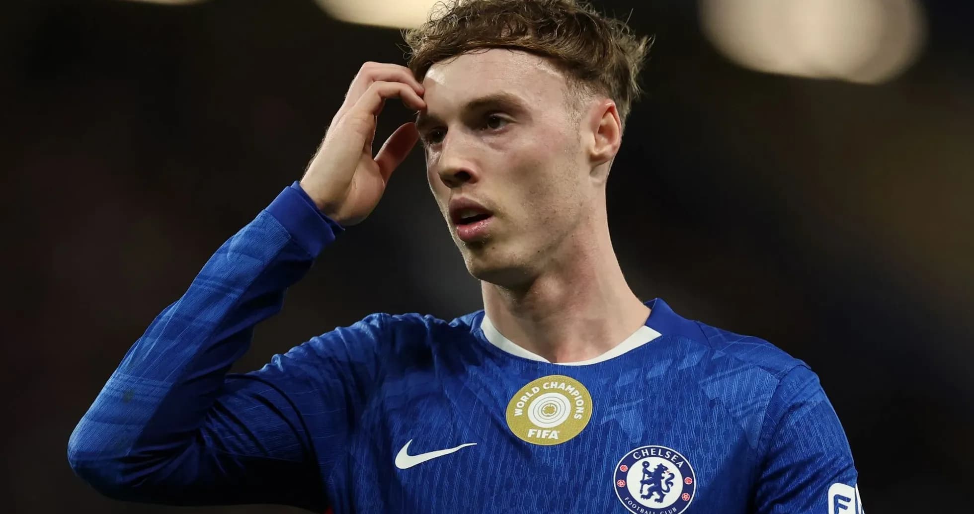 Jugador de Chelsea tocándose la cabeza en el campo Jugador de Chelsea tocándose la cabeza en el campo