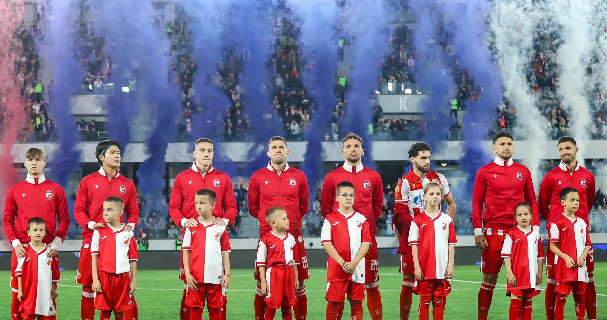 Jugadores de FK Crvena Zvezda en el campo Jugadores de FK Crvena Zvezda en el campo