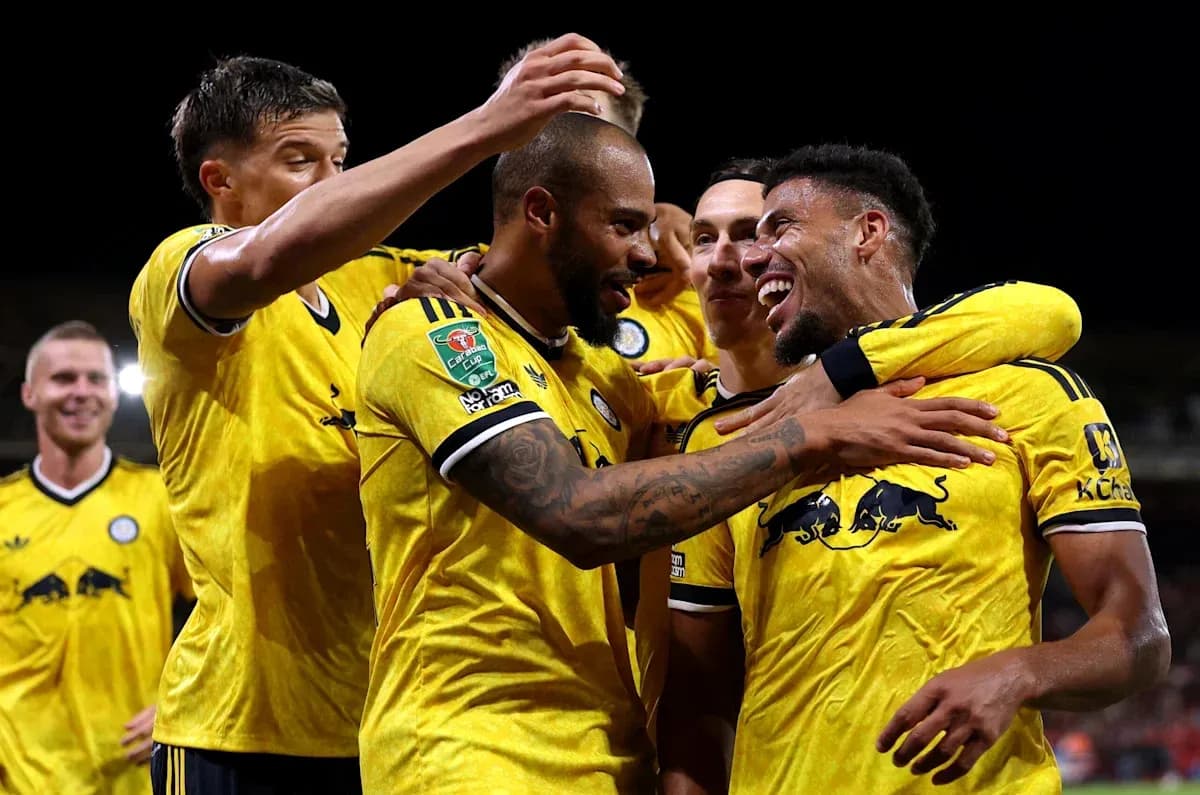 Jugadores celebrando un gol en equipo Jugadores celebrando un gol en equipo