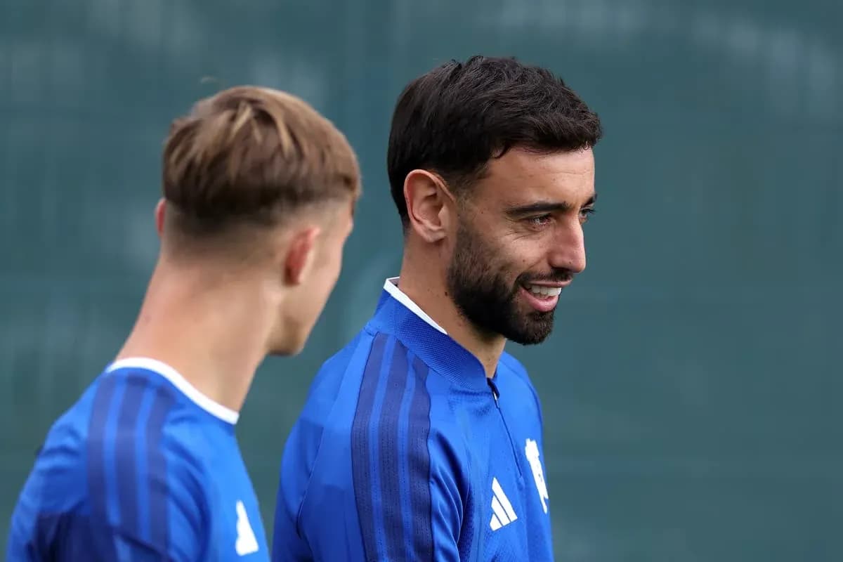 Dos jugadores conversando durante la sesión de entrenamiento Dos jugadores conversando durante la sesión de entrenamiento