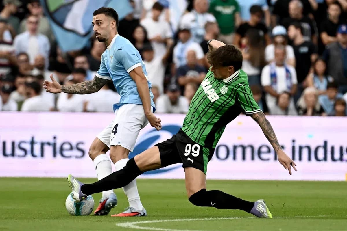 Jugador de Lazio y Sassuolo en acción durante el partido Jugador de Lazio y Sassuolo en acción durante el partido