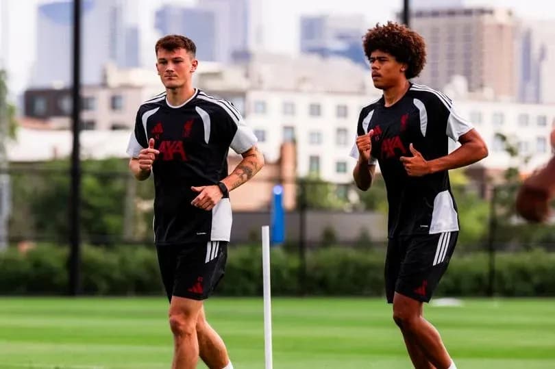 Dos jugadores corriendo durante sesión de entrenamiento Dos jugadores corriendo durante sesión de entrenamiento