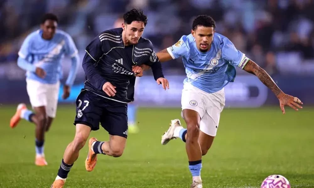 Jugador de Real Madrid corriendo con balón, seguido por rival Jugador de Real Madrid corriendo con balón, seguido por rival