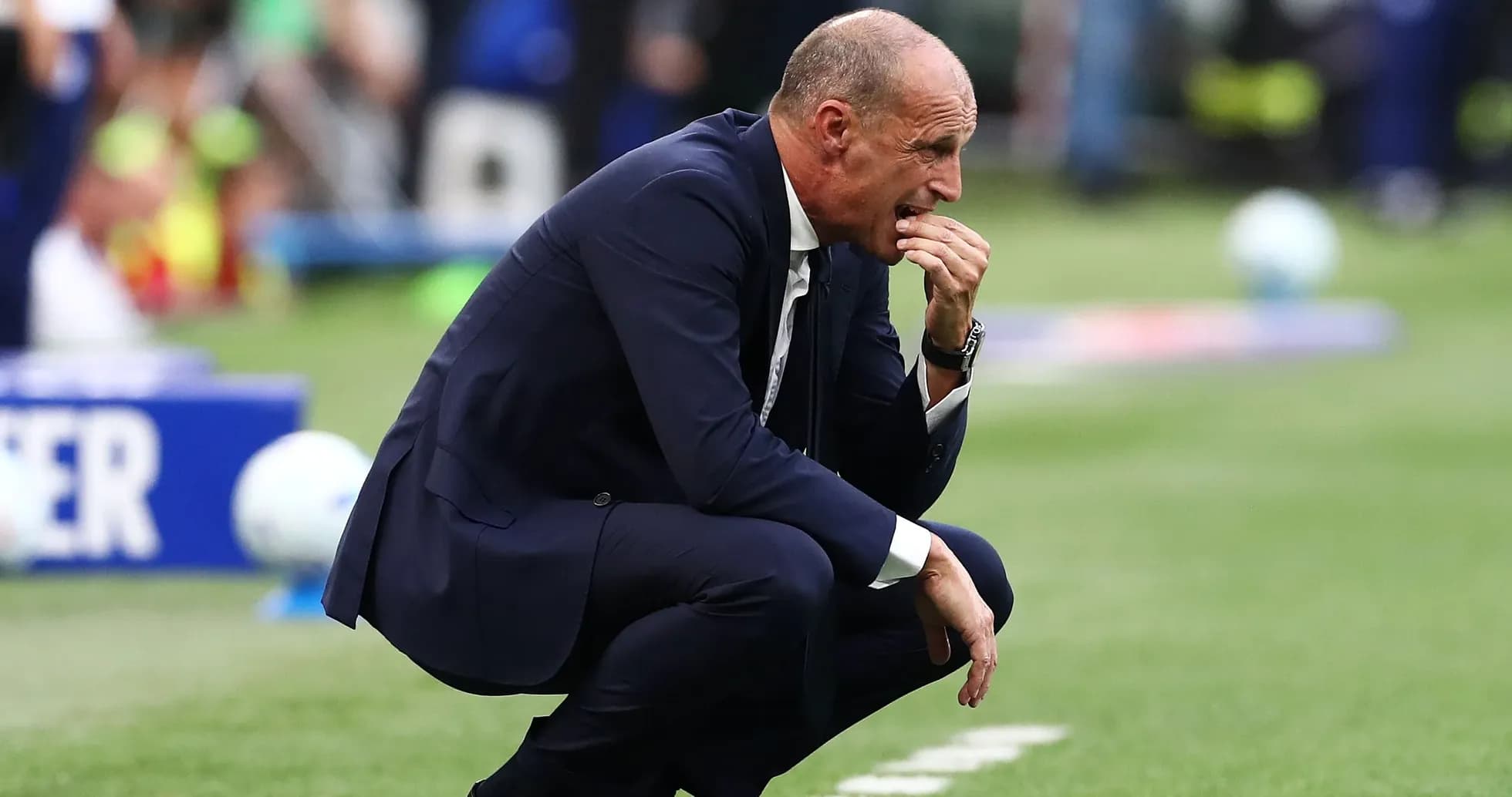 Entrenador agachado en la línea de banda durante el partido Entrenador agachado en la línea de banda durante el partido