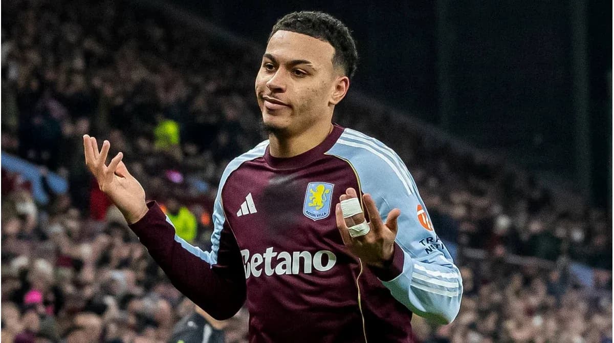 Jugador de Aston Villa levantando las manos en confusión Jugador de Aston Villa levantando las manos en confusión