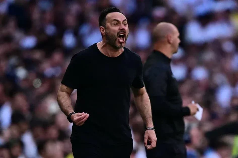 Entrenador gritando durante un partido de fútbol Entrenador gritando durante un partido de fútbol