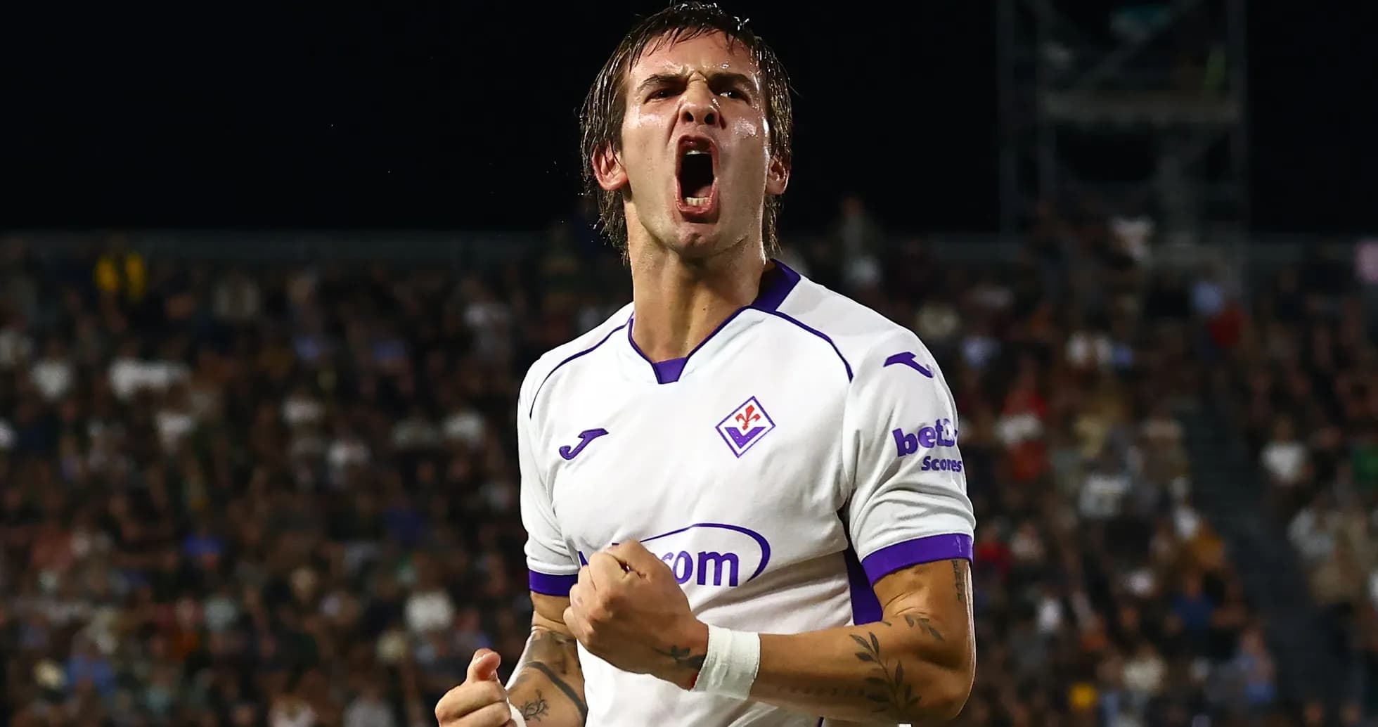Jugador de Fiorentina celebrando un gol en el estadio Jugador de Fiorentina celebrando un gol en el estadio